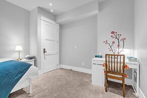 Vancouver West Cozy Retreat by Host Launch