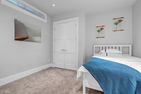Vancouver West Cozy Retreat by Host Launch