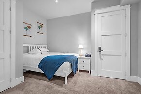 Vancouver West Cozy Retreat by Host Launch