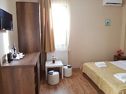 Gold Line Hotel