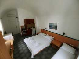 Romani Studios Perissa