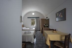 Romani Studios Perissa