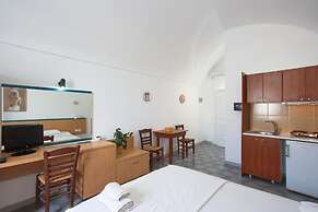 Romani Studios Perissa