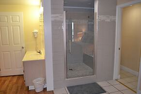 City View 411 3BD Condo with Fireplace by RedAwning