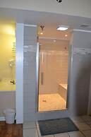 City View 411 3BD Condo with Fireplace by RedAwning