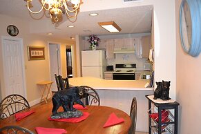 City View 411 3BD Condo with Fireplace by RedAwning