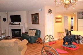 City View 411 3BD Condo with Fireplace by RedAwning