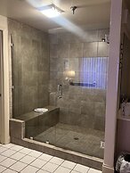 110 3BD Family Condo with Jacuzzi Tub by RedAwning