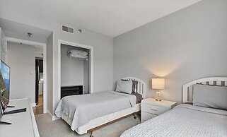 City View 611 3BD Condo with Jacuzzi Tub and Fireplace by RedAwning