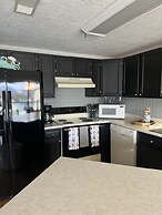 City View 611 3BD Condo with Jacuzzi Tub and Fireplace by RedAwning