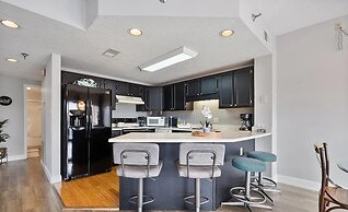 City View 611 3BD Condo with Jacuzzi Tub and Fireplace by RedAwning