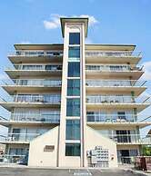 City View 410 3BD Condo with Private Balcony by RedAwning