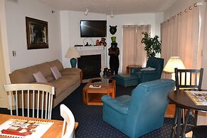 City View 410 3BD Condo with Private Balcony by RedAwning