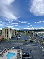 City View 410 3BD Condo with Private Balcony by RedAwning