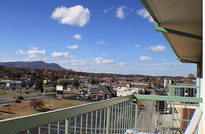 City View 410 3BD Condo with Private Balcony by RedAwning