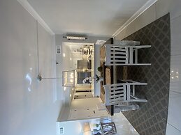 111 3bd 3 Bedroom Condo by RedAwning