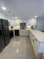 111 3bd 3 Bedroom Condo by RedAwning