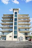 111 3bd 3 Bedroom Condo by RedAwning