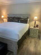 Smoky Mountains 101 2BD Condo with Fireplace and Private Balcony by Re