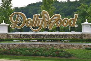 Smoky Mountains 101 2BD Condo with Fireplace and Private Balcony by Re