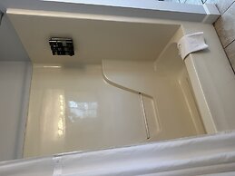 409 1bd 1 Bedroom Condo by RedAwning