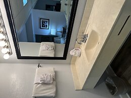 409 1bd 1 Bedroom Condo by RedAwning