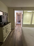 Riverside 209 1BR Condo with Jacuzzi by RedAwning