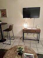 Riverside 209 1BR Condo with Jacuzzi by RedAwning