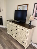 Riverside 209 1BR Condo with Jacuzzi by RedAwning