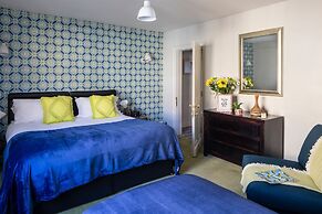 Dream Stays Bath - Trim Street Townhouse with Hot tub