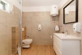 Apartments and Rooms Stone House