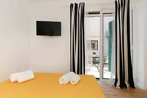 Apartments and Rooms Stone House