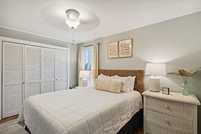 SPC 1034 is a Pet Friendly 1 BR with Free Beach Service for 2! by RedA
