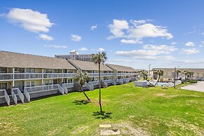 Sandpiper Cove 8236 Studio Bedroom Condo by RedAwning