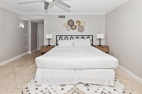 Shoreline Towers 1052 2 Bedroom Condo by RedAwning