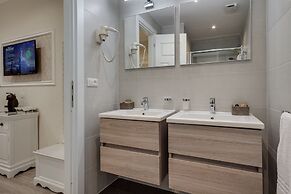 Charme & Chic Luxury