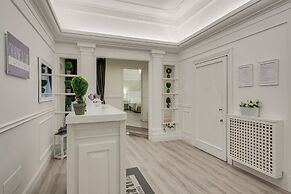 Charme & Chic Luxury