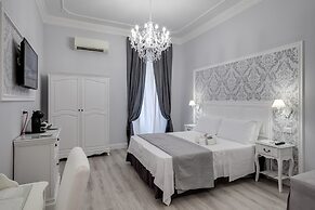 Charme & Chic Luxury