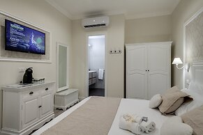 Charme & Chic Luxury