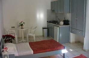 7 Days Studios & Apts