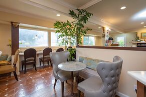 Vendange Carmel Inn & Suites