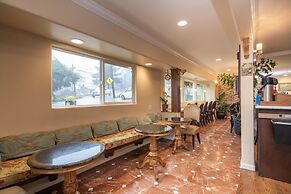 Vendange Carmel Inn & Suites