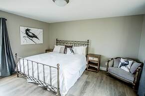 Raven Suite at Rellik House. Winery & Alpaca Farm