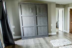 Raven Suite at Rellik House. Winery & Alpaca Farm