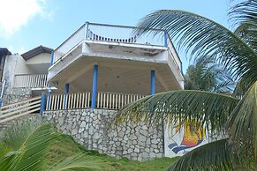 Jacuma's Lodge Hotel