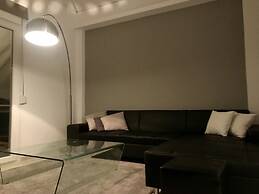 Renovated minimal aptm next to metro