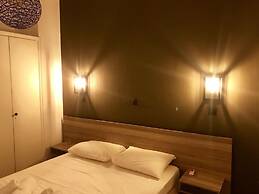 Renovated minimal aptm next to metro