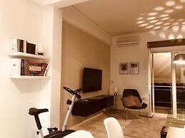 Renovated minimal aptm next to metro