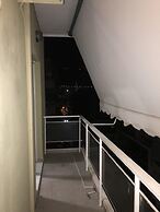 Renovated minimal aptm next to metro