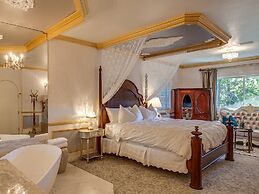 Storybook Riverside Inn